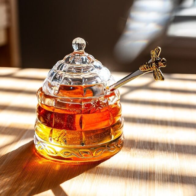 #abbottcollection #abbottgiftware #honey  #honeypot #windowlight #bees #pot #glass #productphotography #lensbabyomni